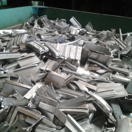 Recorte de aluminio en planta de Metales Rivas